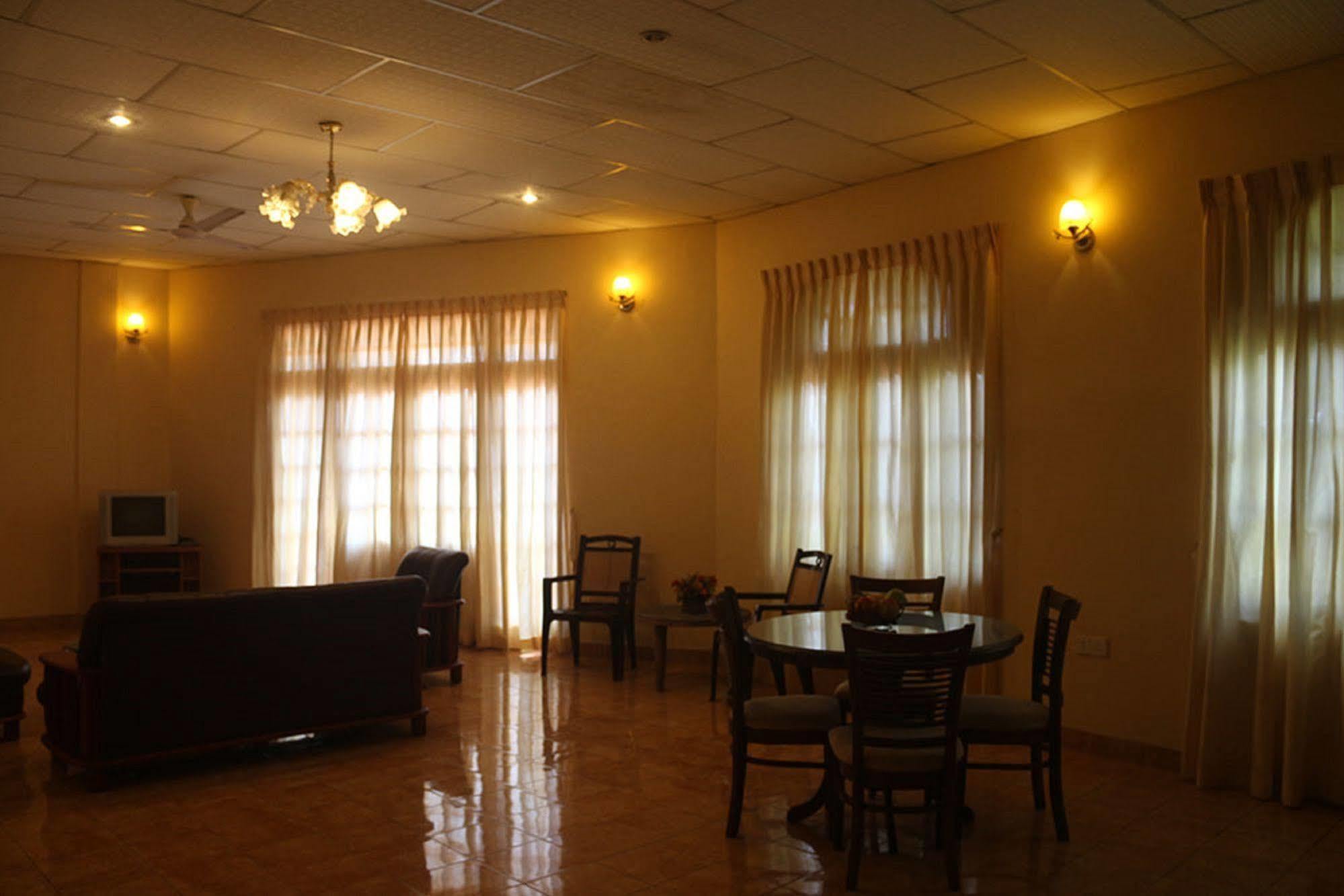 Hotel Red Rose Негомбо Экстерьер фото