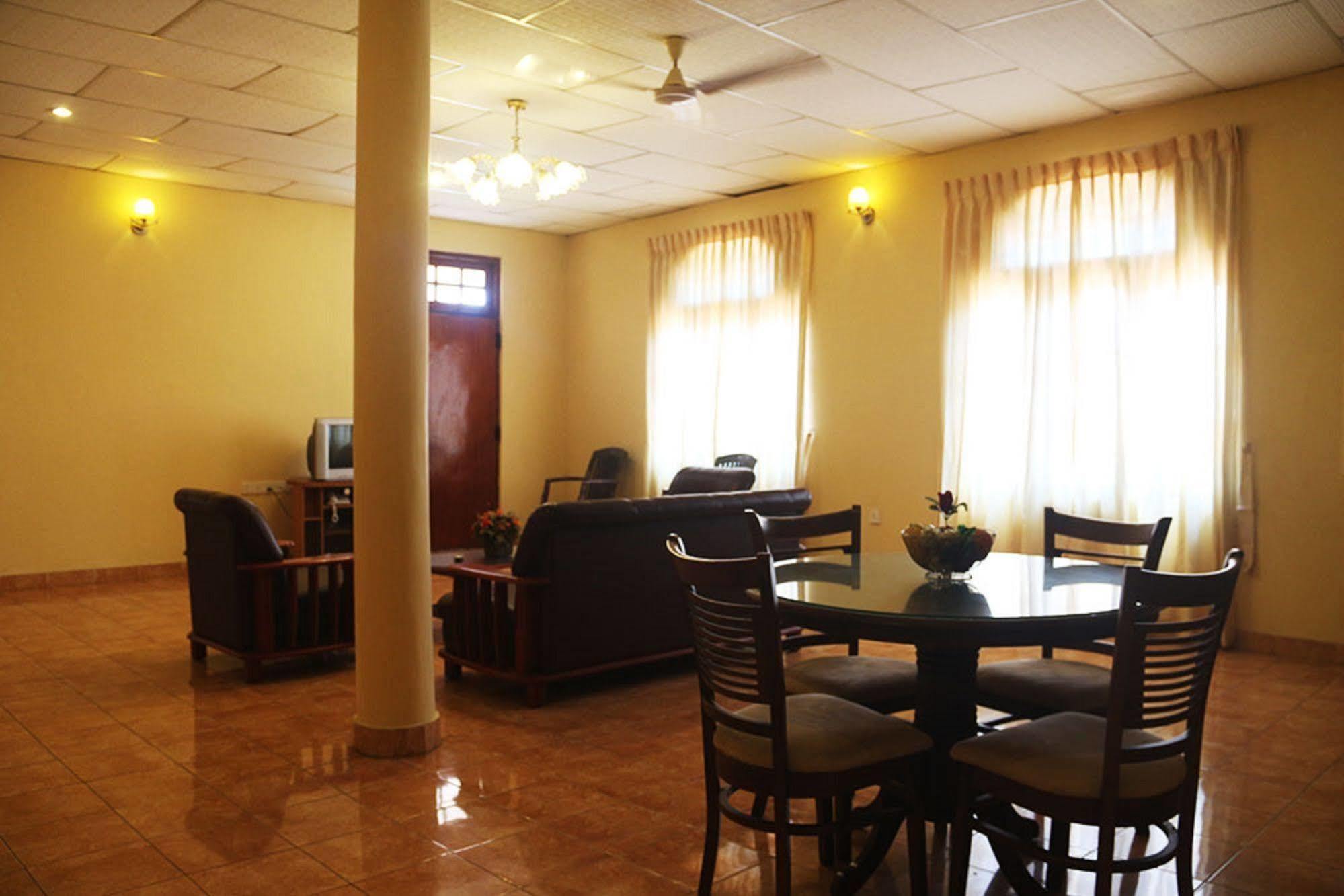 Hotel Red Rose Негомбо Экстерьер фото