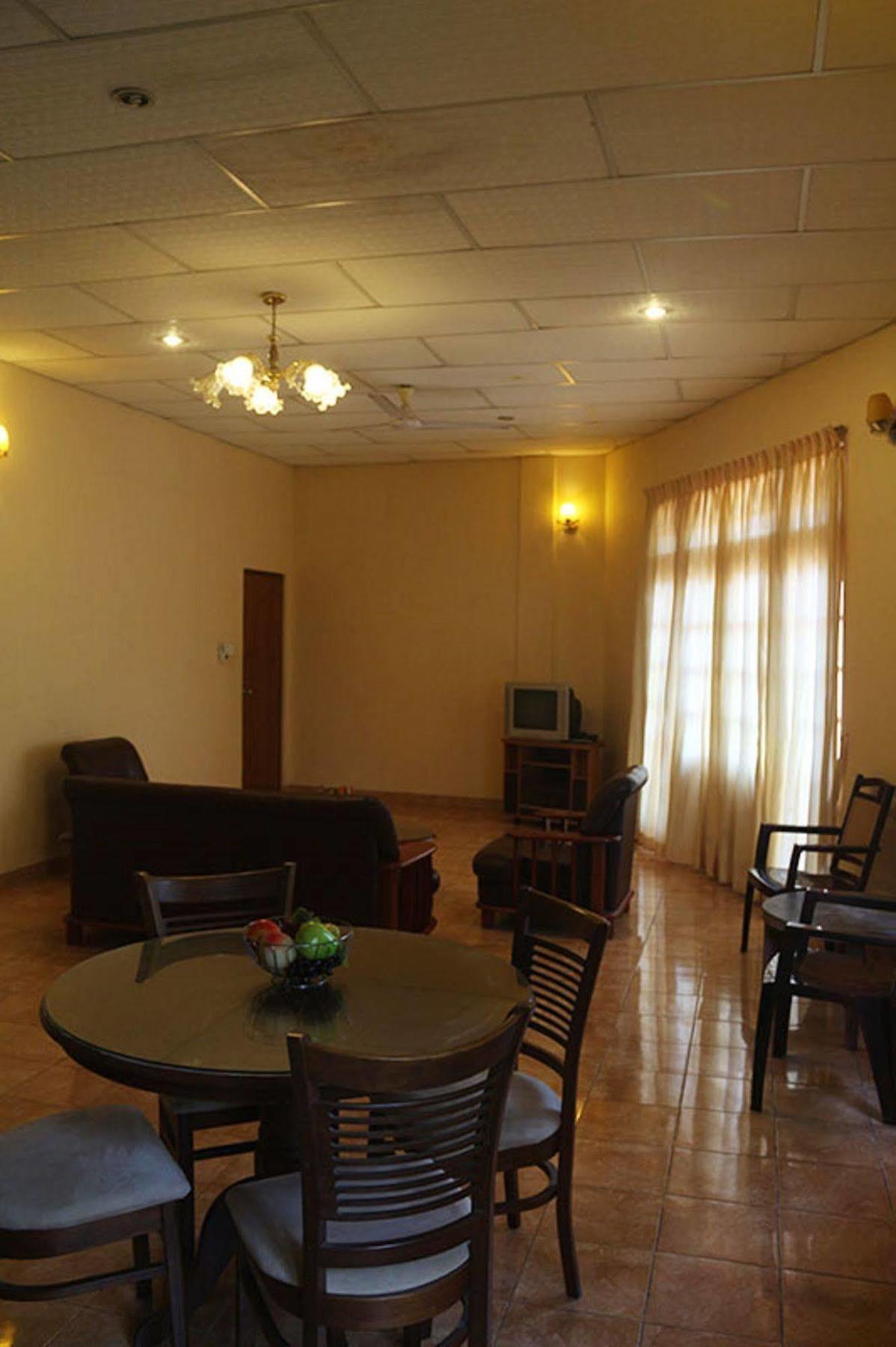 Hotel Red Rose Негомбо Экстерьер фото