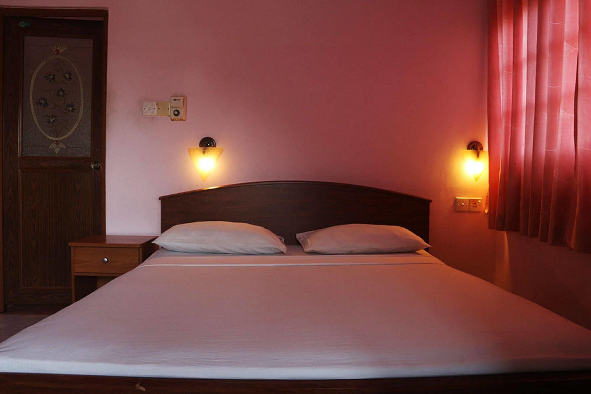 Hotel Red Rose Негомбо Экстерьер фото